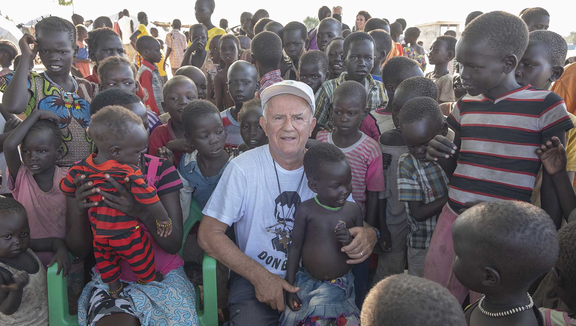 Jim Comino missionario salesiano tra i bambini