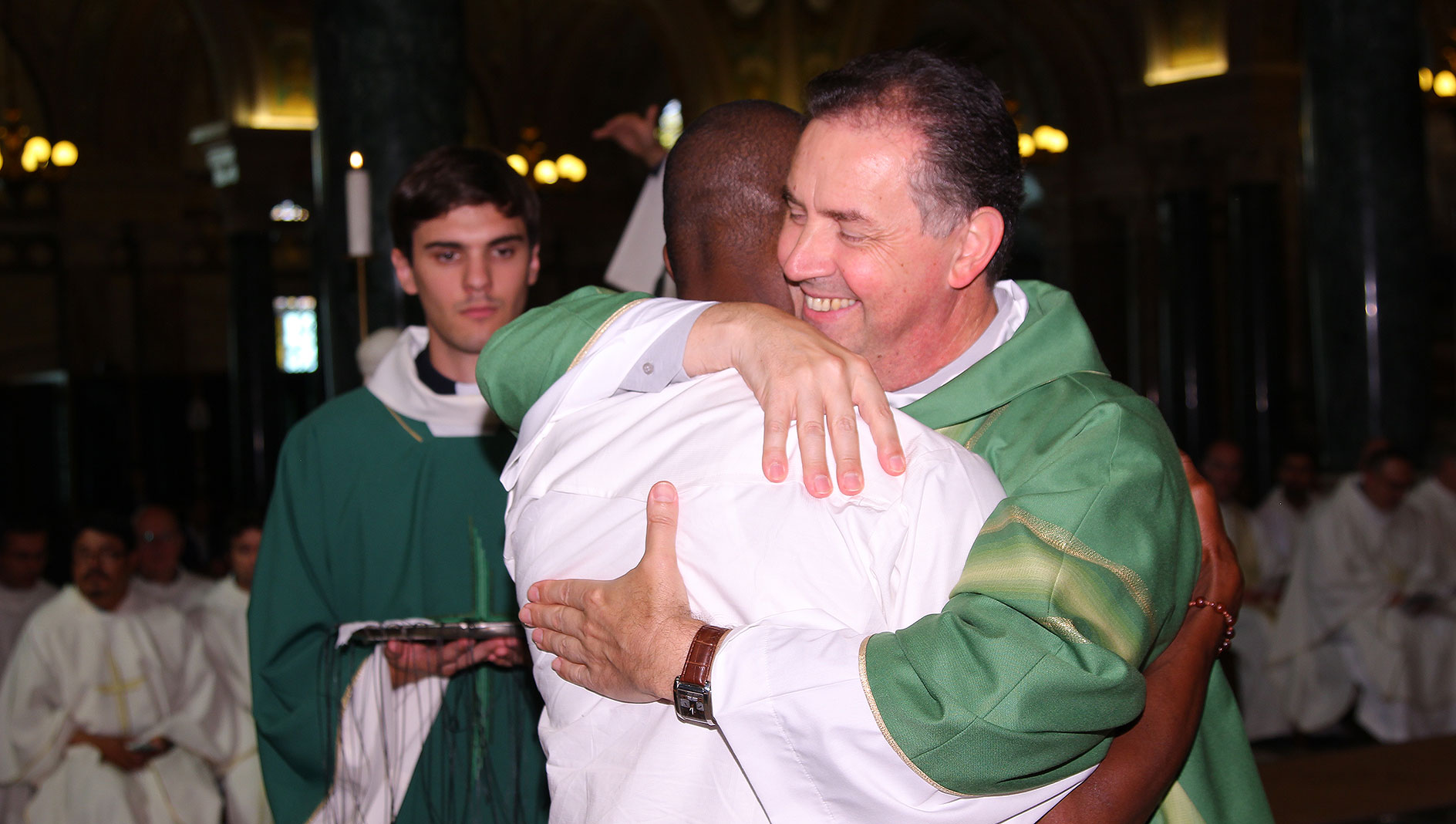 L'abbraccio del Retto Maggiore dei salesiani ad un missionario in partenza