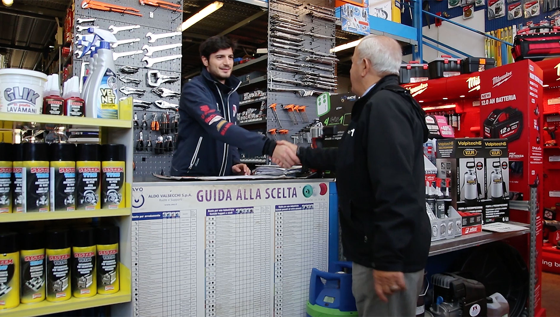 Attrezzi per la missione salesiana di Palabek