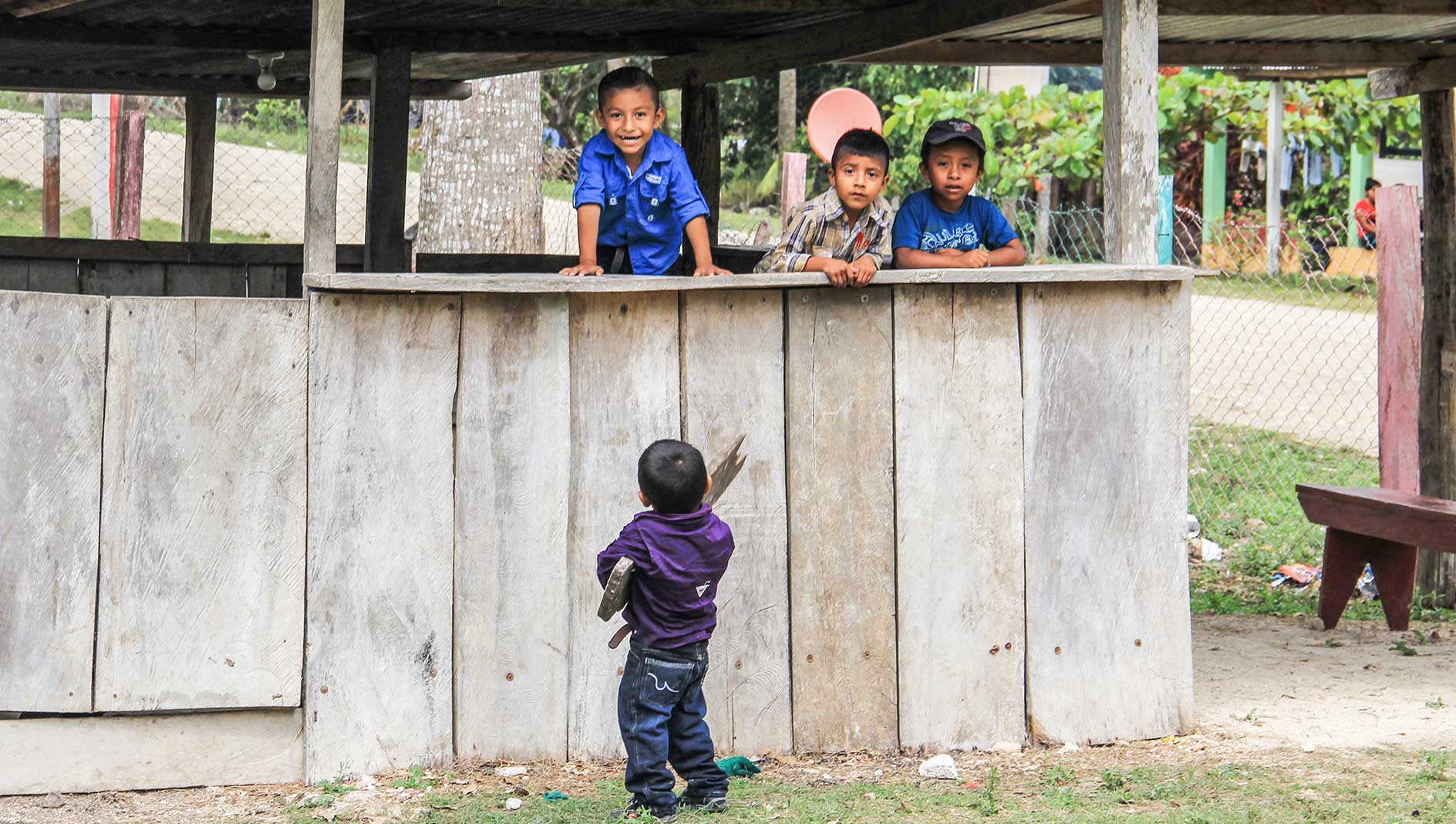 Bimbi nella missione di padre De Nardi in Guatemala