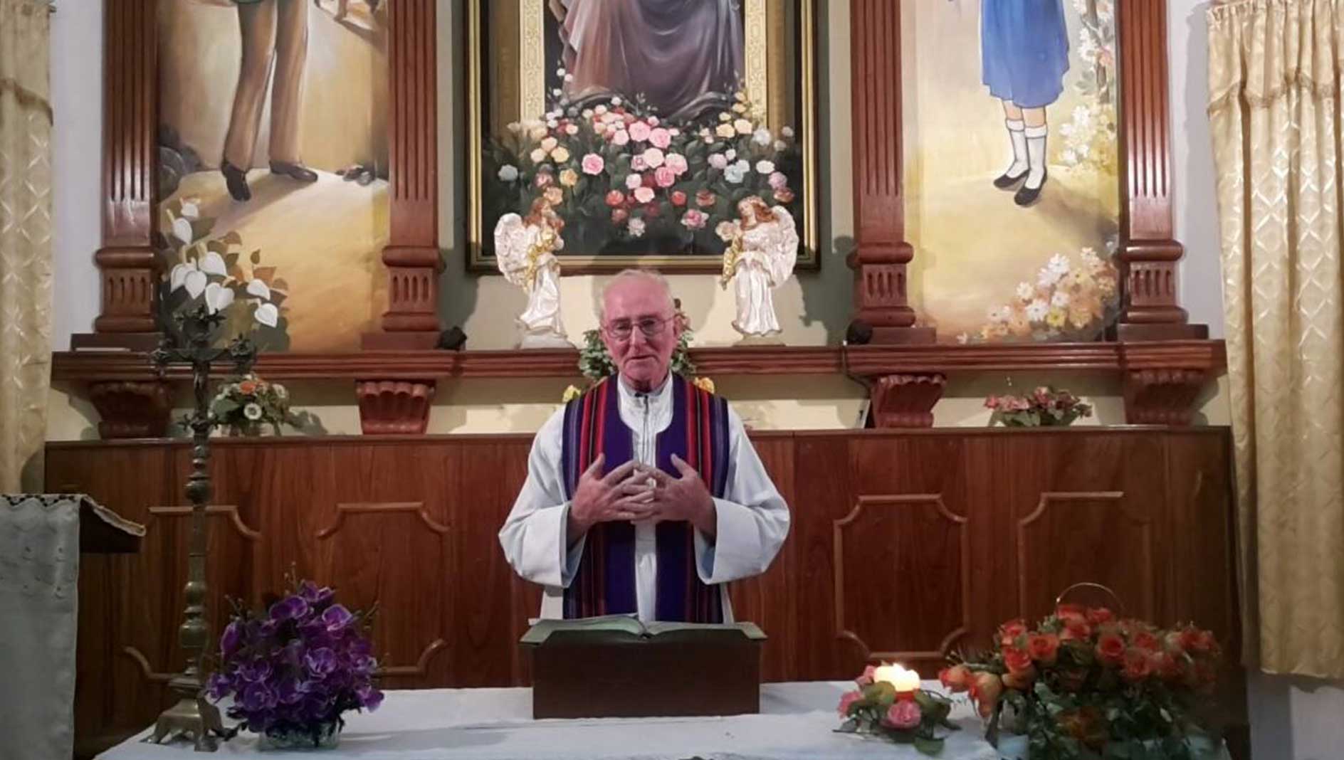 Don Vicente Brunelli celebra la Messa a Santa Cruz in Bolivia