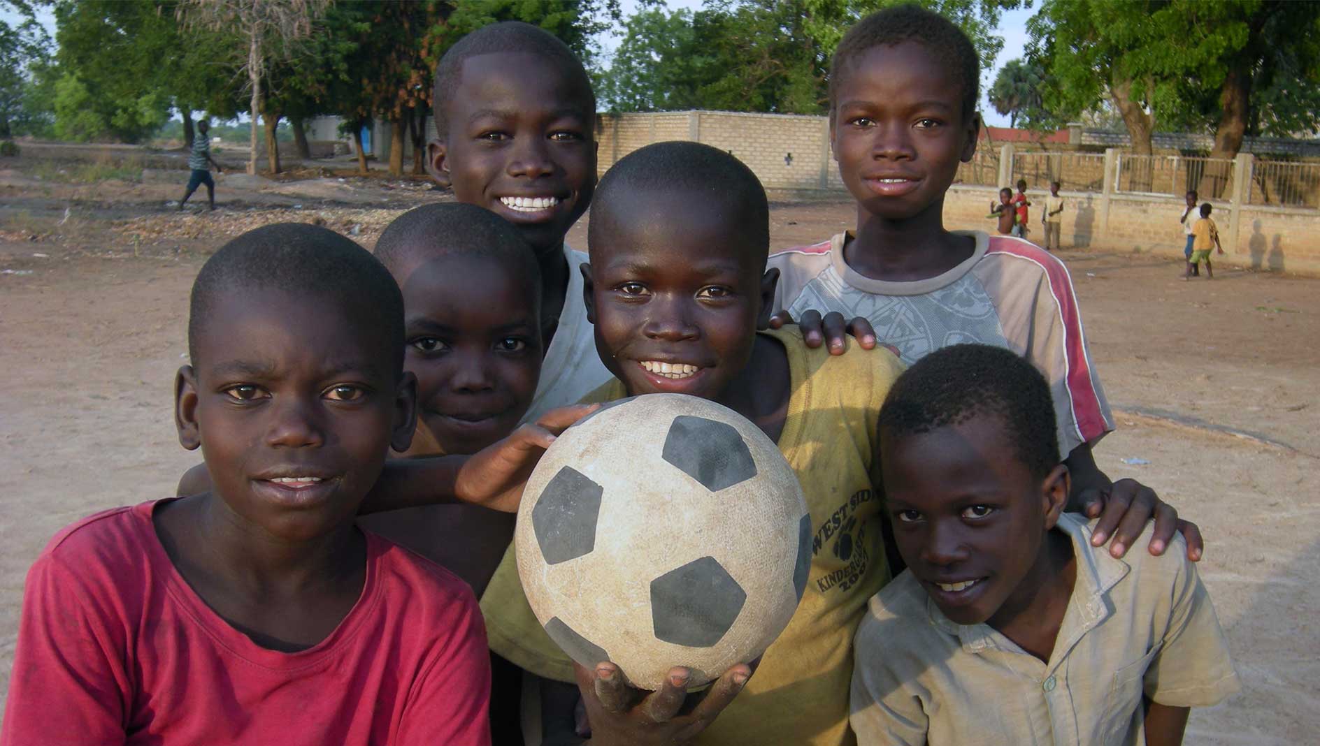 Bambini in un campo da calcio in una missione salesiana