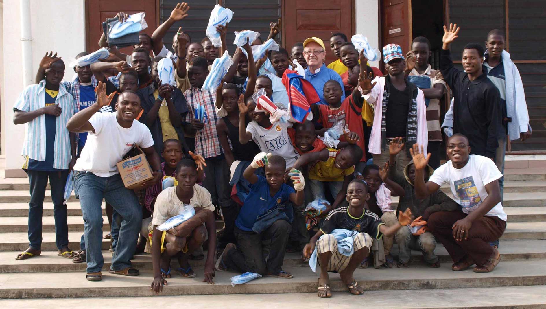Don Vincenzo Marrone insieme ai ragazzi della Nigeria