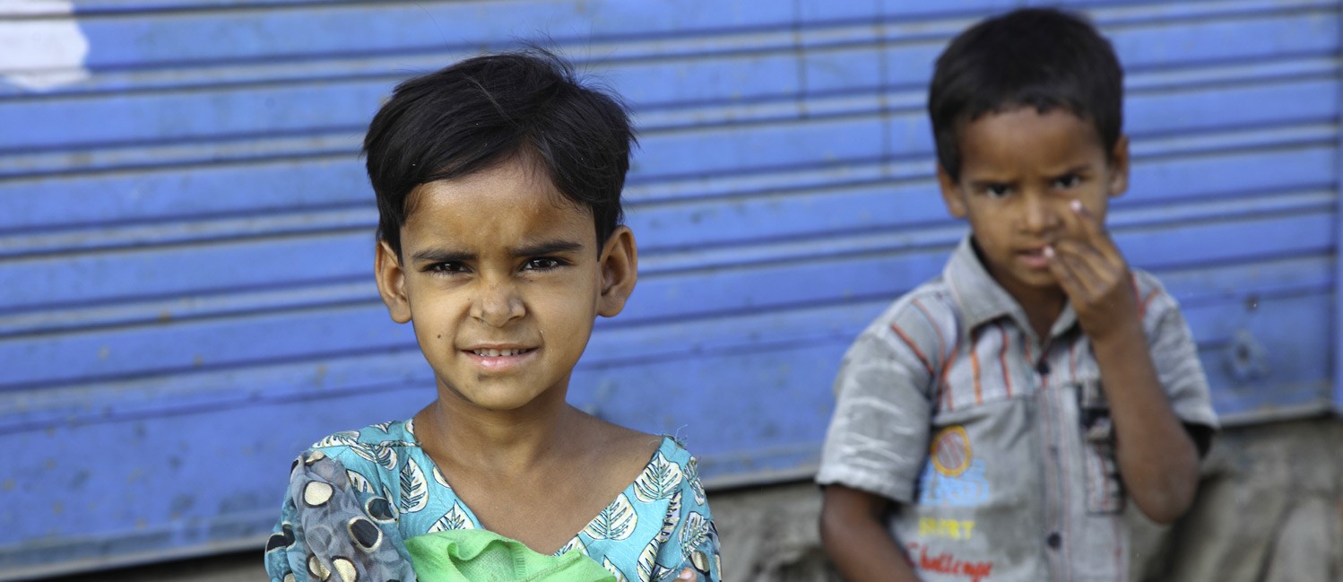 Primo piano di bimbi indiani sfruttati