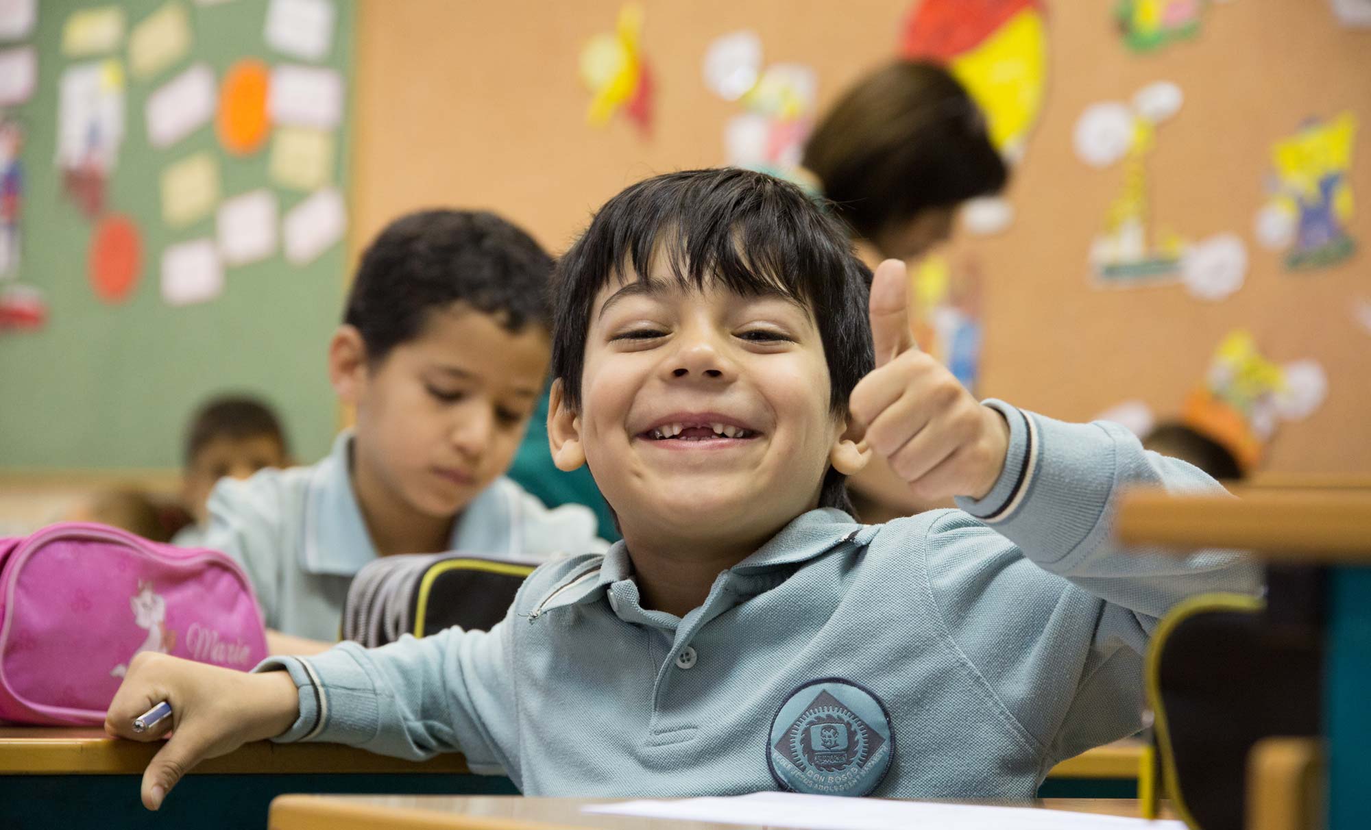 Obiettivo raggiunto! Bambino con il pollice in su