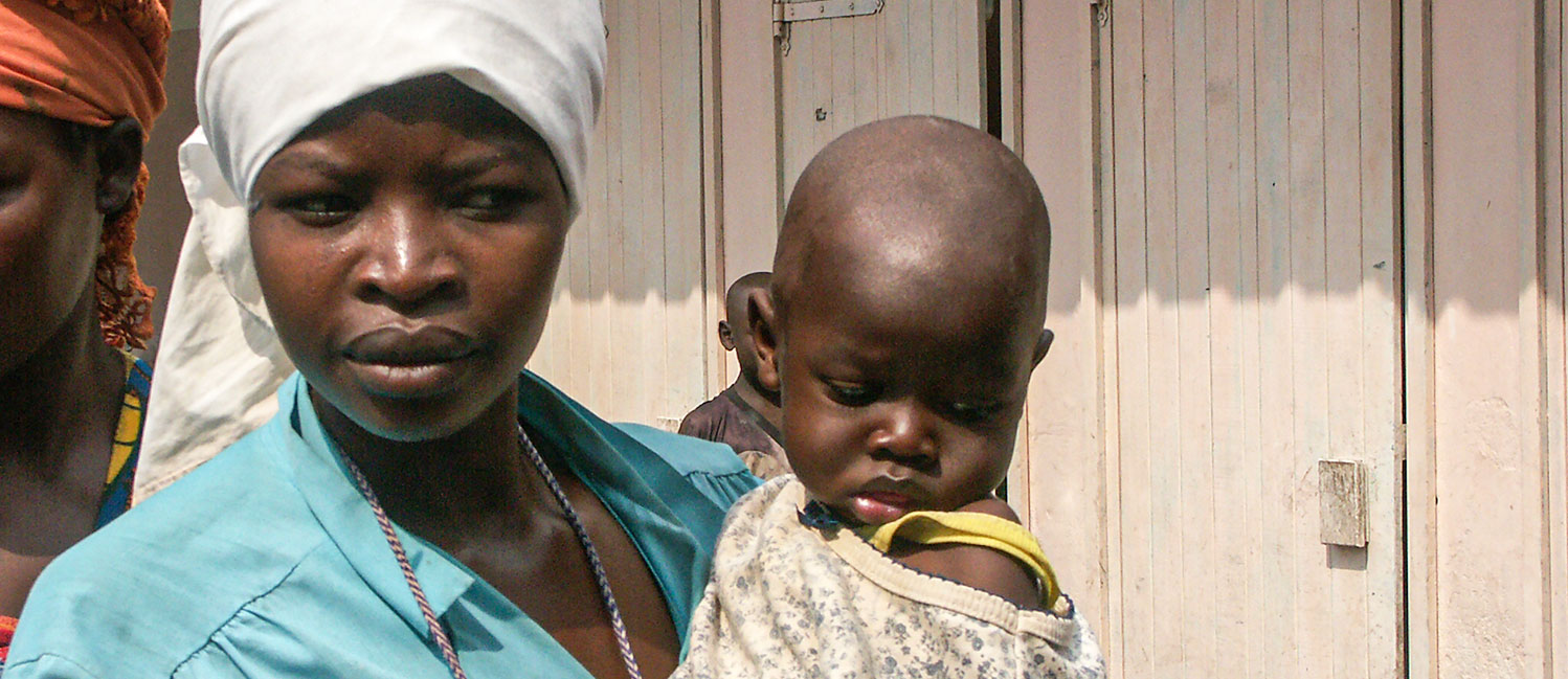 Primo piano di una mamma di Goma e il suo bambino