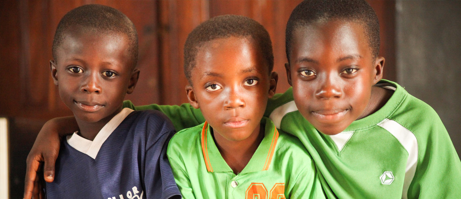 Primo piano di tre bimbi della Liberia