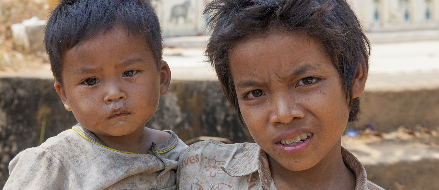 Primo piano di due bimbi vulnerabili in Cambogia