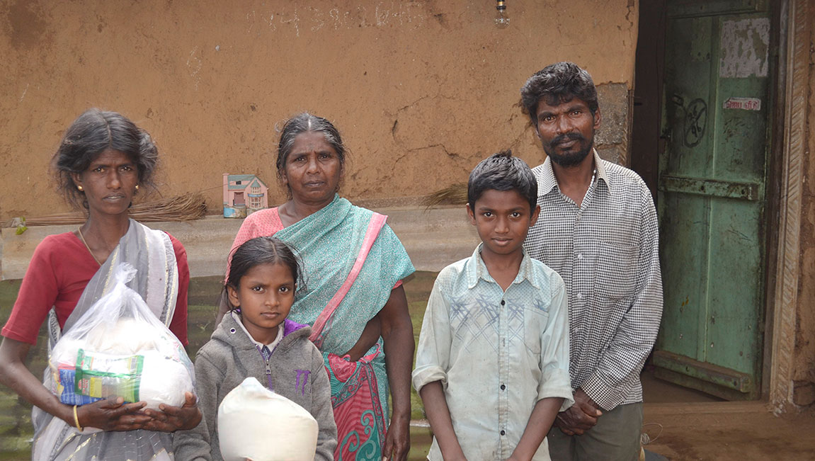 Famiglia povera indiana aiutata dai salesiani