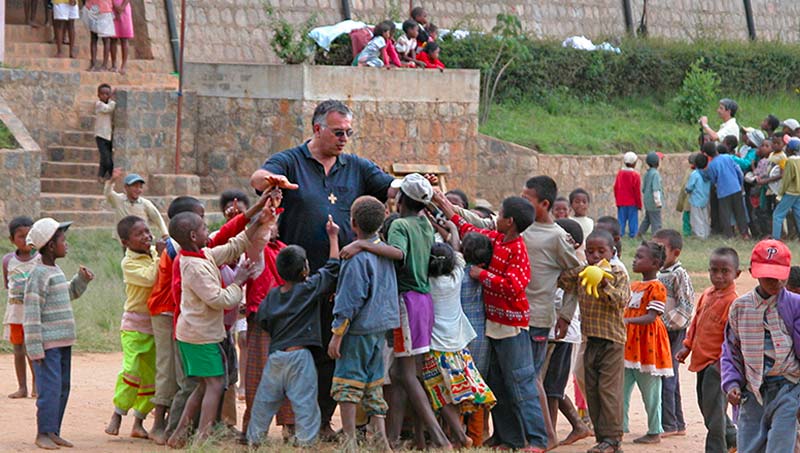 Padre Maurizio Rossi con bambini dell'oratorio