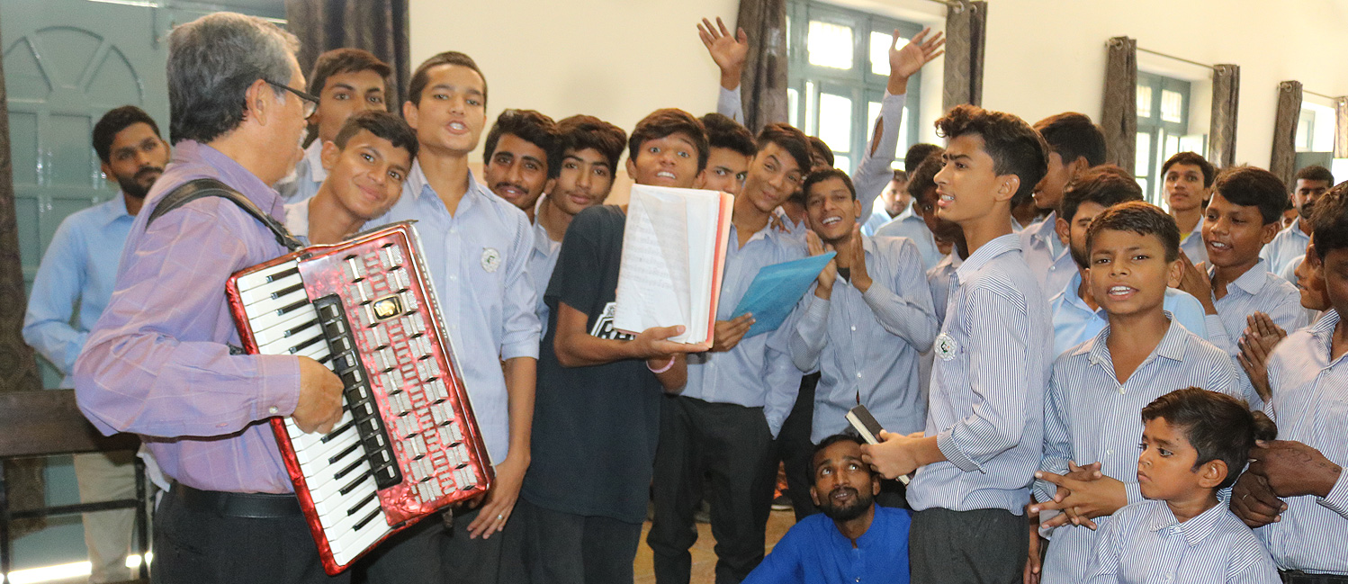 Gruppo di studenti di Lahore con gli strumenti musicali
