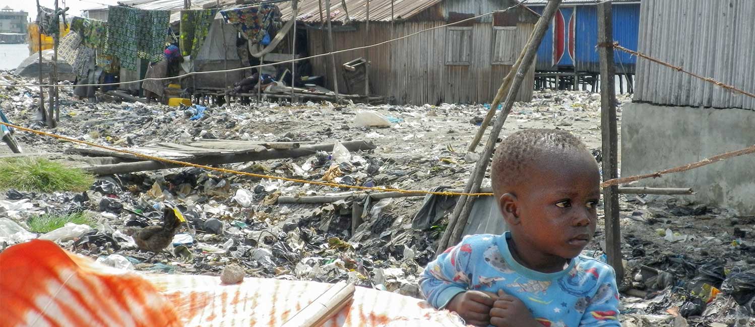 Bimbo in una baraccopoli in Benin