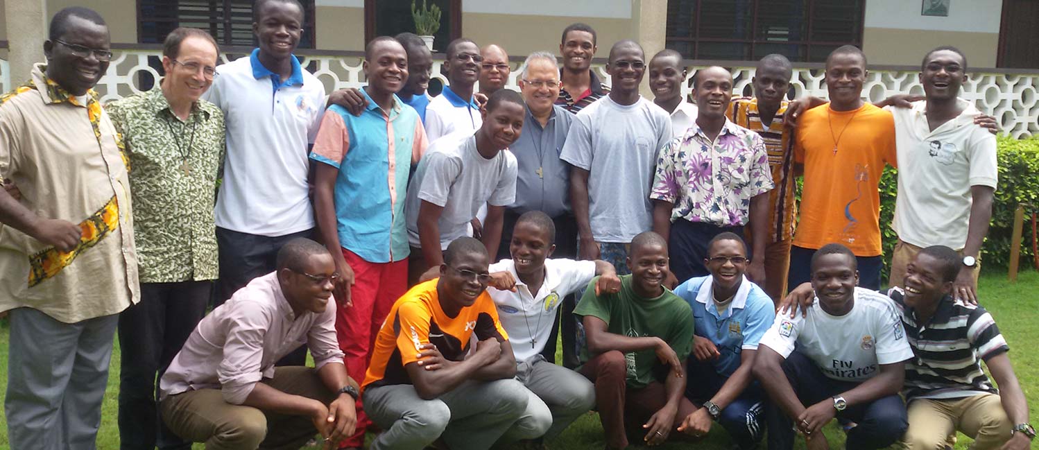 Don Silvio Roggia con i ragazzi del post-noviziato di Lomè