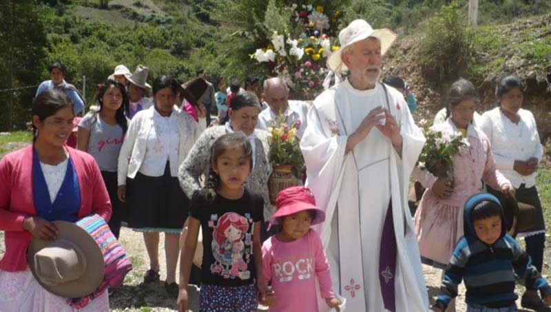 Padre Ernesto Sirani nella missione salesiana in Perù