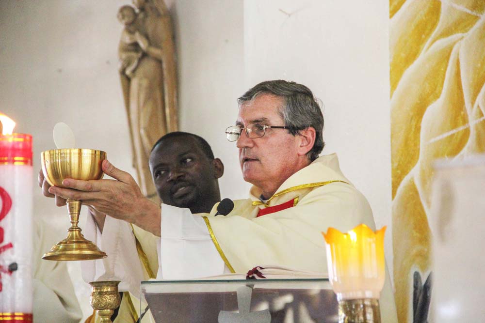 Padre Crisafulli durante l'offertorio