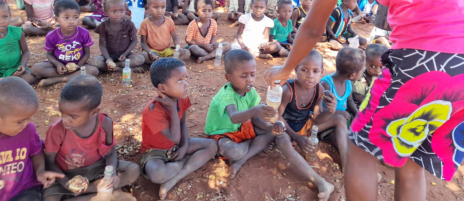 Distribuzione delle merende in Madagascar