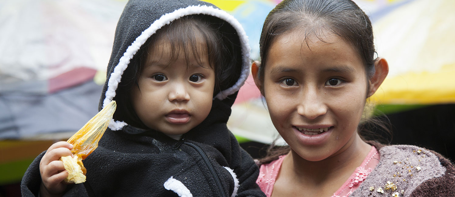Primo piano di una mamma con bambino in Guatemala
