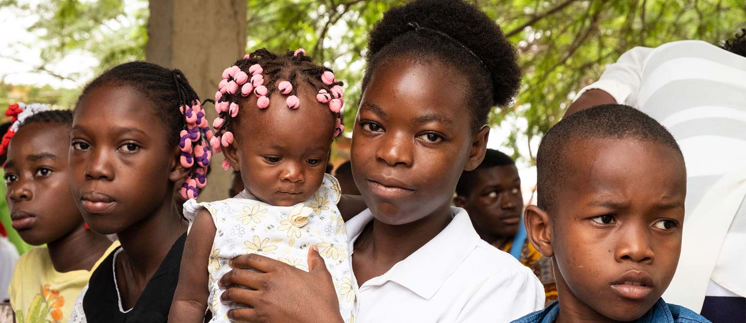 Una mamma di luanda con il suo bimbo