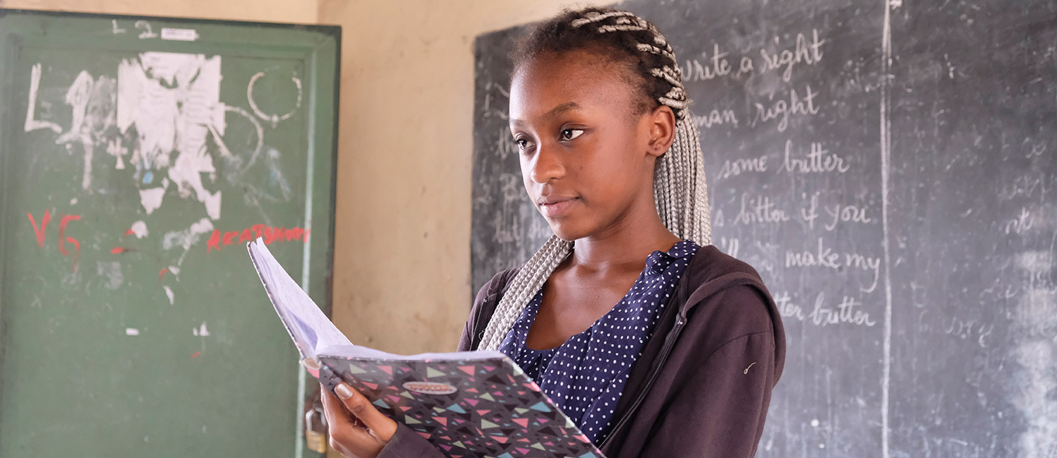 Una ragazza a scuola in Congo