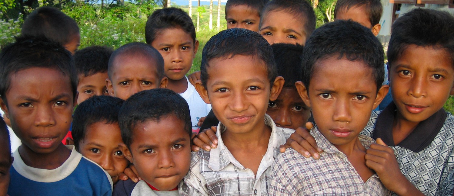 Gruppo di bimbi orfani di Timor Est