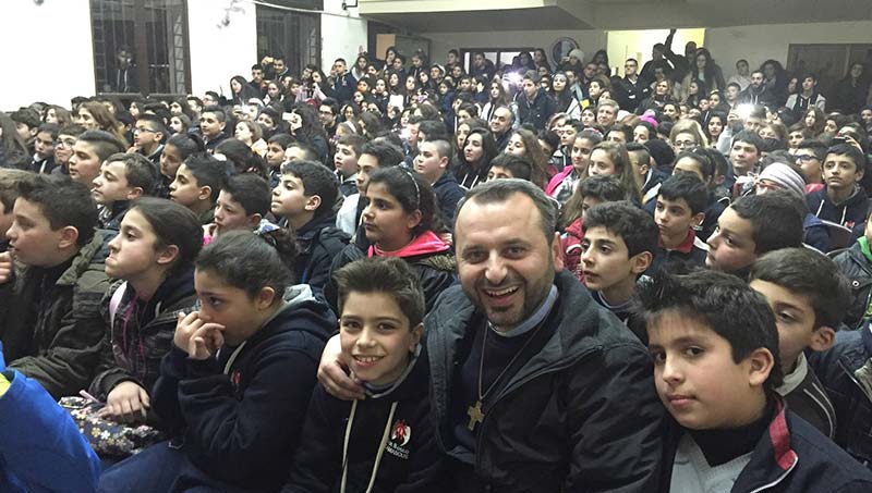Padre Simon Zakerian con i giovani libanesi