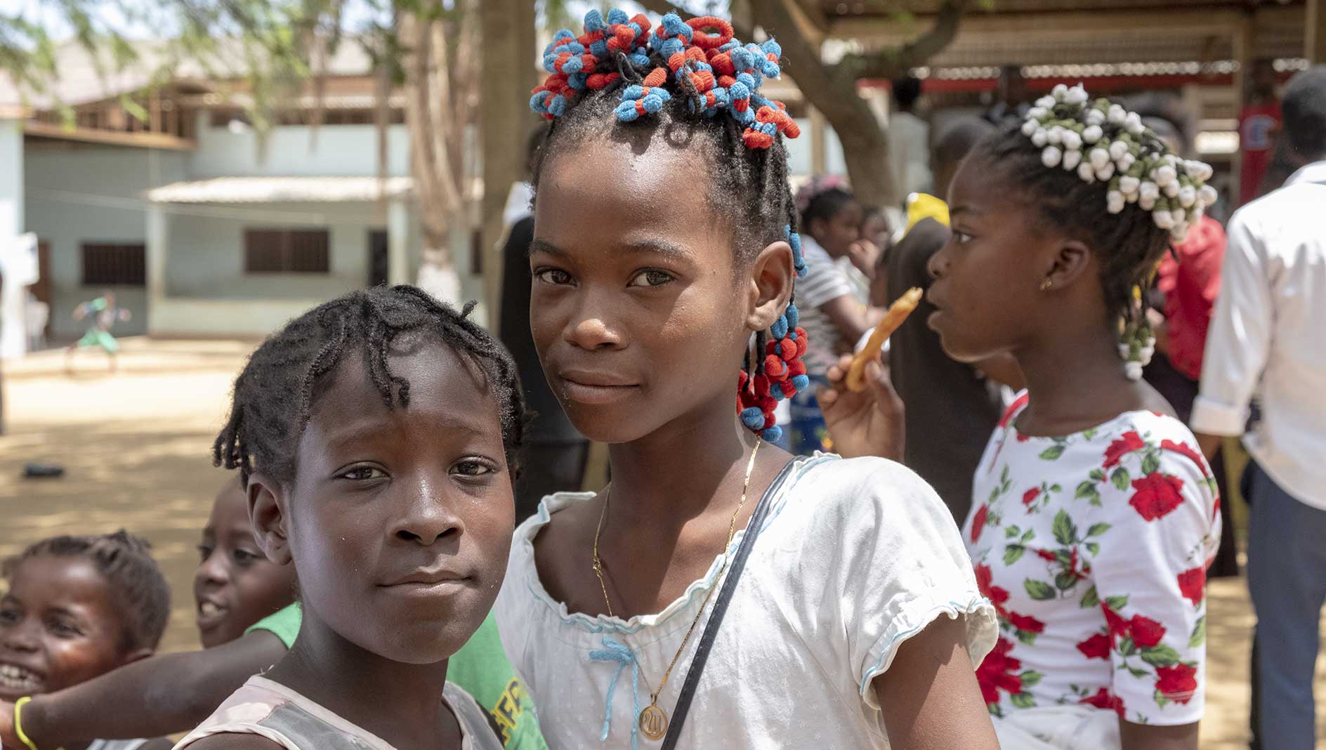 Due bambine residenti a Casa Magone