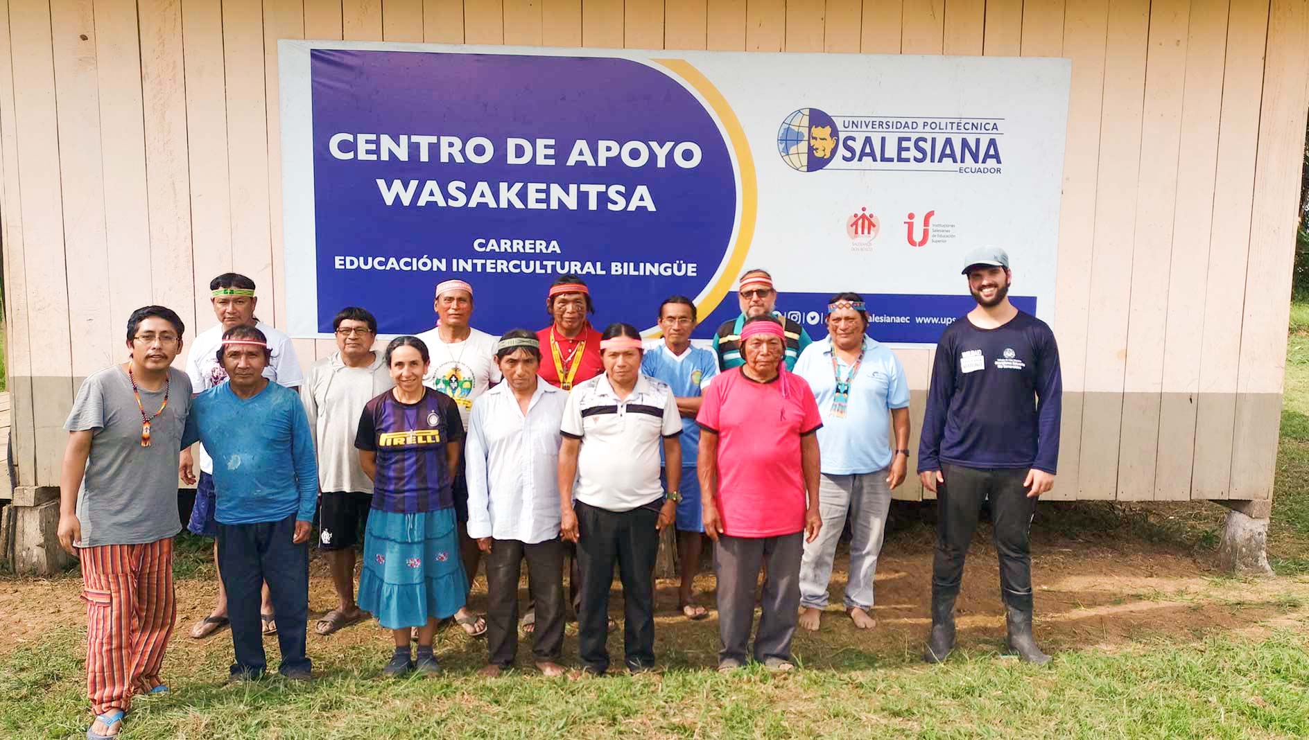 Padre Rogger con gli Achuar